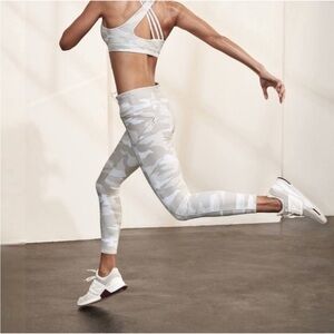 Athleta Elation White Gray Camo 7/8 Tight Workout Athletic Leggings Womens Small